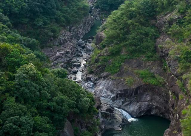 浙江有个避暑胜地,被誉为江南“小九寨沟”,夏季很凉快