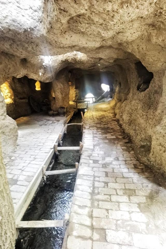 游新疆吐鲁番的坎儿井和葡萄沟