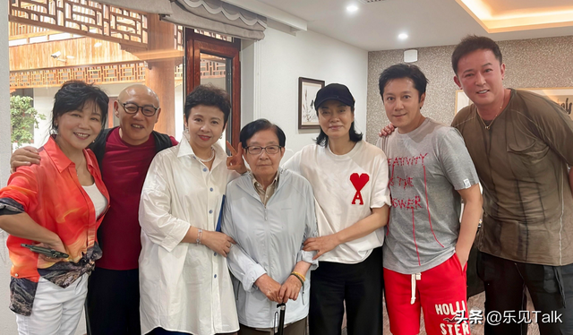 62岁毛阿敏和63岁董文华罕见同框！一个豪门守寡，一个风韵犹存