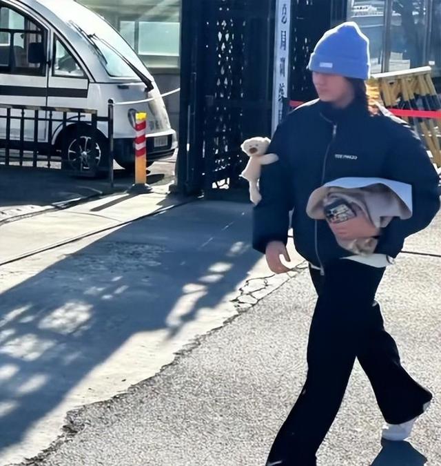 全红婵回归！不见陈若琳接送，长发造型惊艳粉丝围拍现场