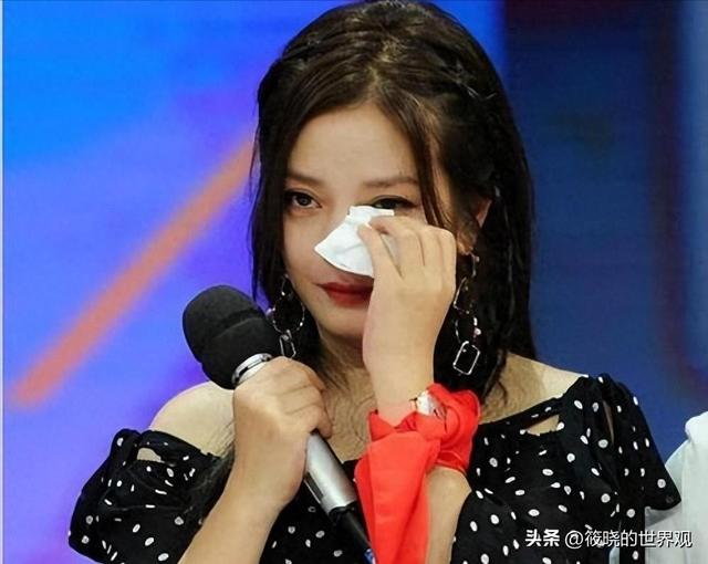 婚姻事业全“泡汤”，沉寂4年后，赵薇罕见露面吃席，面相全变了