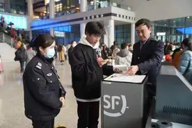 便民服务再升级 重庆火车站寄件柜投用图片