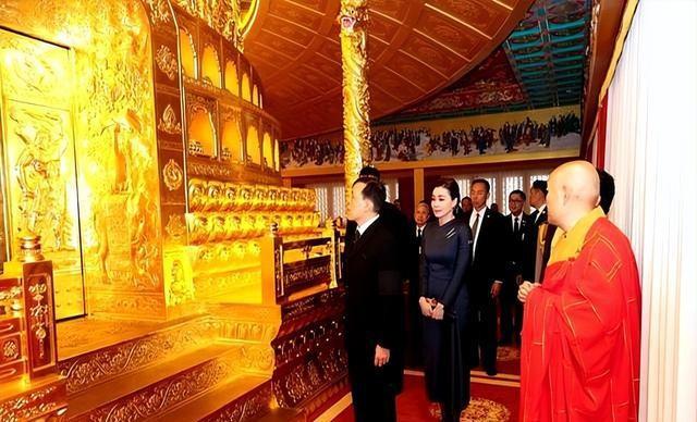 泰国王后这一跪，这才是顶级外交，她拜的不是佛，是两国的情谊