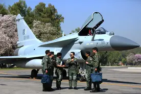 印度民众质疑：“无敌”的光辉在哪里？为什么不去击败歼-10！图片