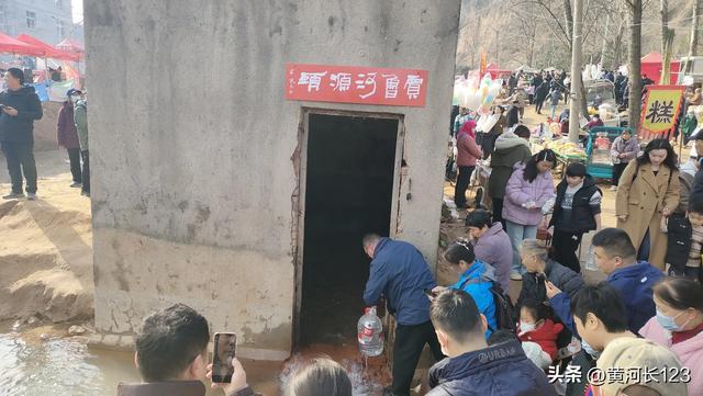 李园温泉最近火了，还真有点神奇，水温在30度左右