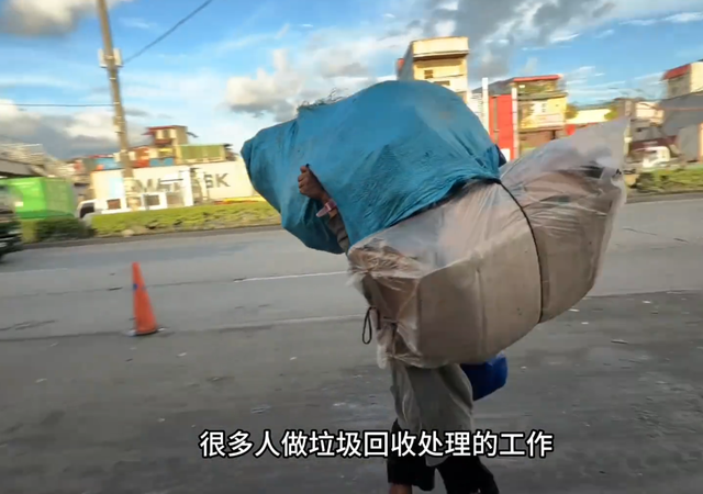 博主体验菲律宾生活，富人一餐500，穷人吃二手炸鸡，3平方睡10人