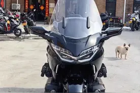 摩友花45万买本田金翼1800，六缸水冷摩托车，京B黄牌让人爱慕图片