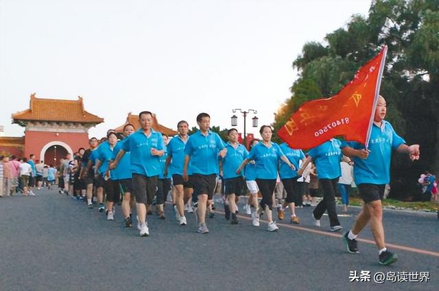 下午察：老年“暴走团”与城市如何共处？