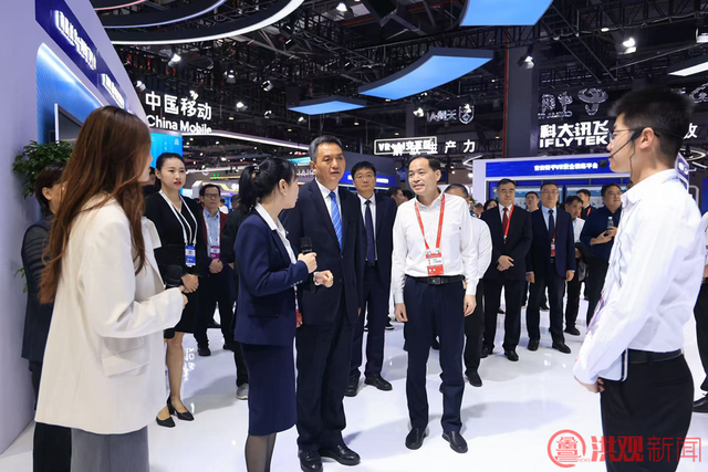 李红军高世文等巡看第七届VR/AR产业博览会