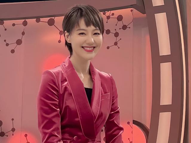 讨好大佬，陪睡上位，遭央视“开除”	，她身上的标签哪个才是真的