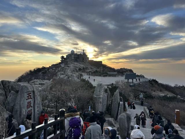 泰山云海 朝晖如画