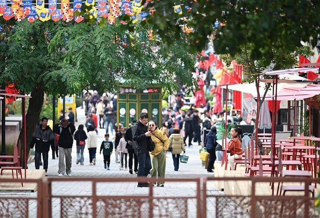 老城新韵 深秋青岛上街里老街与时尚碰出别样精彩