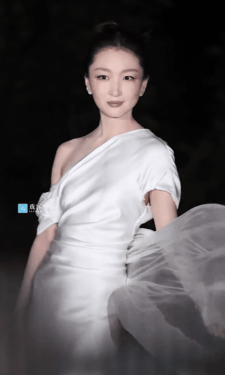 北京这一夜，妖艳四射的倪妮和娜扎，却败给了全裹出镜的刘涛