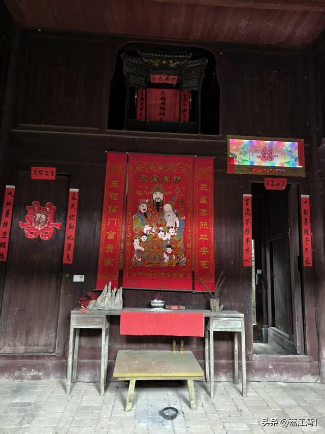 游长岗岭古村，观飘黄银杏