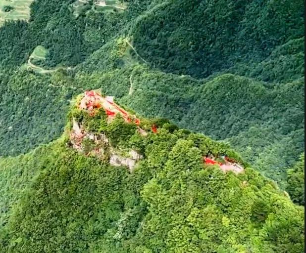 秭归长阳巴东交界的香龙山，香火旺盛，那里风景怎样？会开发么？