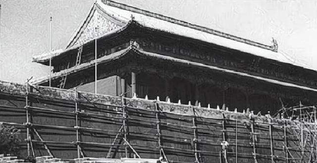 1969年，天安门秘密拆除后重建，拆除时发现数枚炮弹和一个小木盒