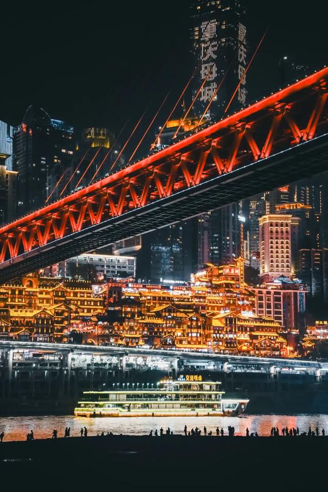 被重庆光芒掩盖，这座小城被一碗“刨猪汤”带火，景点几乎免费看