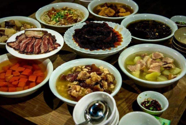 10位驴友相约西安，吃美食喝茅台，结账时个个呆滞，老板：别赖我