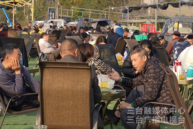 冬日暖阳“点燃”凤凰山山间烟火气