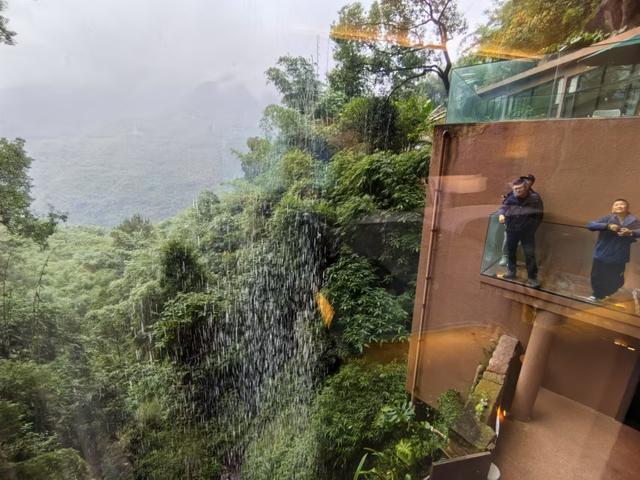 悦·遵义│颠覆想象！赤水丹霞深处，这家洞穴酒店太酷了！