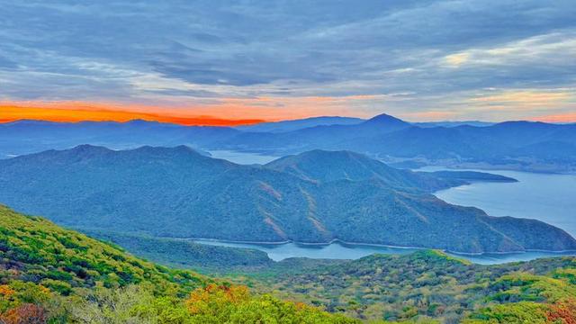 吉林市松花湖秋日风光：层林尽染山水间，霞光绘就诗意卷