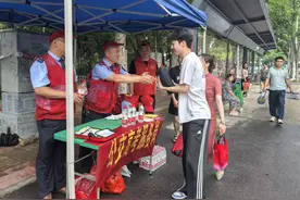 武汉公交暖心护航，手绘导乘图助力高考图片