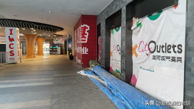 长沙五一广场中的废墟商场，位于地铁口，却仅有三四家商店营业