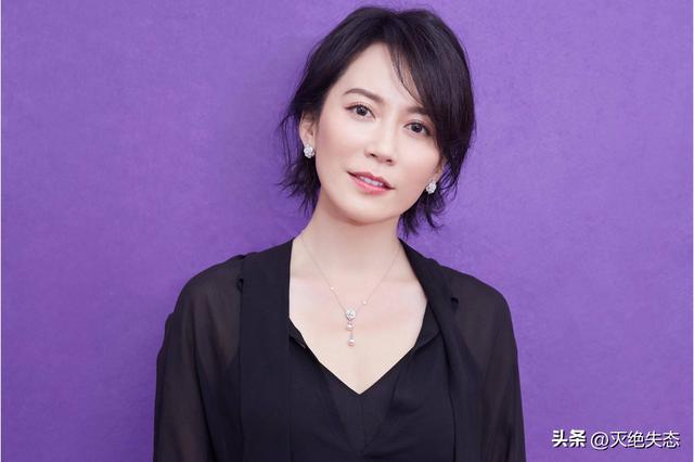 至今未婚未育，身边却有男人陪了近 20 年！54岁的她才是人间清醒
