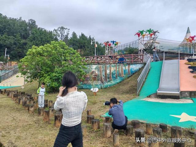 巴中市新联会新媒体分会走进平昌大石童话世界开展采风活动