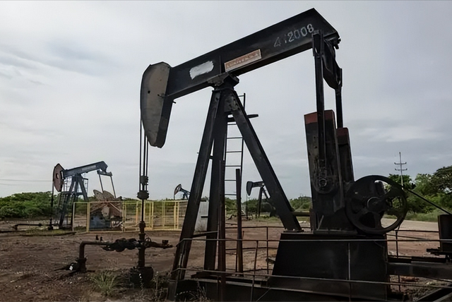 转向了？特朗普主动还油轮，白宫释放俄公民，美国第一次做出妥协