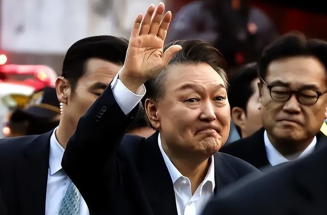 尹锡悦终于出庭受审，身形暴瘦“满头白发”，当场控诉不公待遇