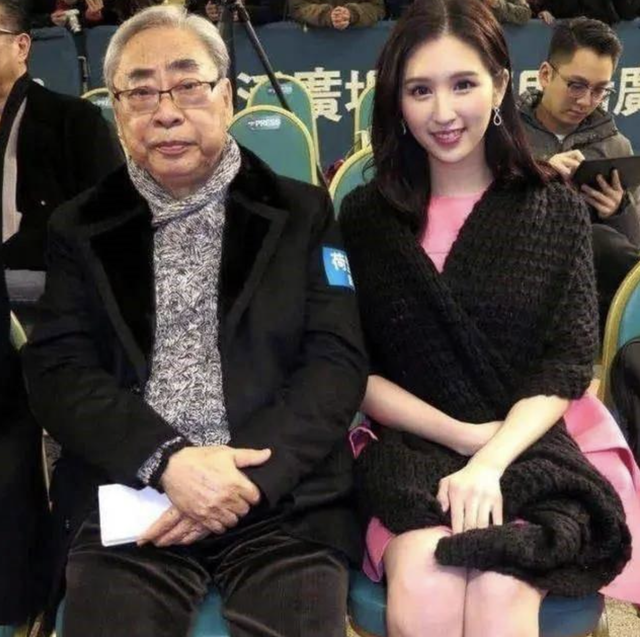 她曾是体操女神，退役后与大51岁的干爹谈恋爱，如今收获新的人生