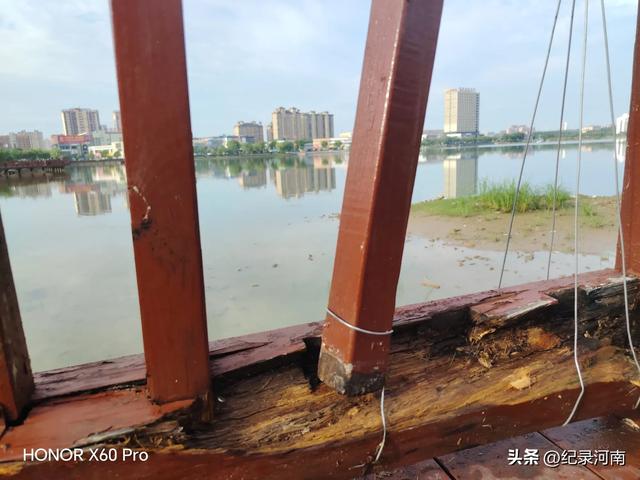 全国文明城市柘城县国家湿地公园榕湖斥巨资升级的人行栈道现状