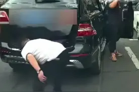 奔驰司机球杆砸车后续：所里放狠话，其弟受牵连！身份被扒不一般图片