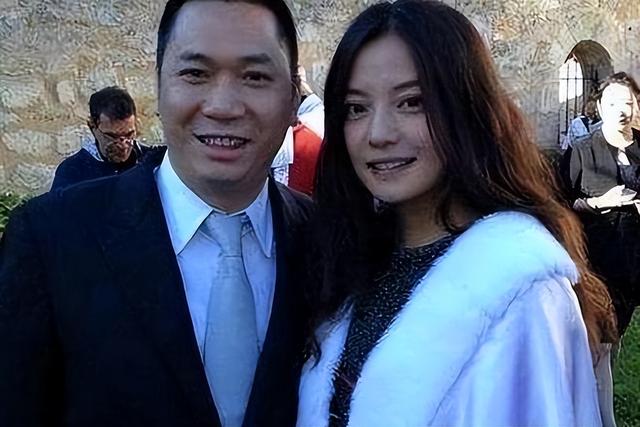 封杀四年，49岁赵薇近况再曝，参加好友婚礼，脸垮皮衰无星气