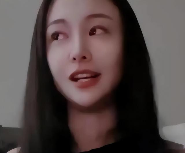 35岁郑爽近照曝光！形象管理失败	，彻底成了素人，在美日子舒坦了