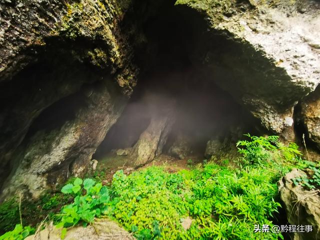 一个洞内烟云氤氲的躲匪洞，一个白练如幕的暗河瀑布