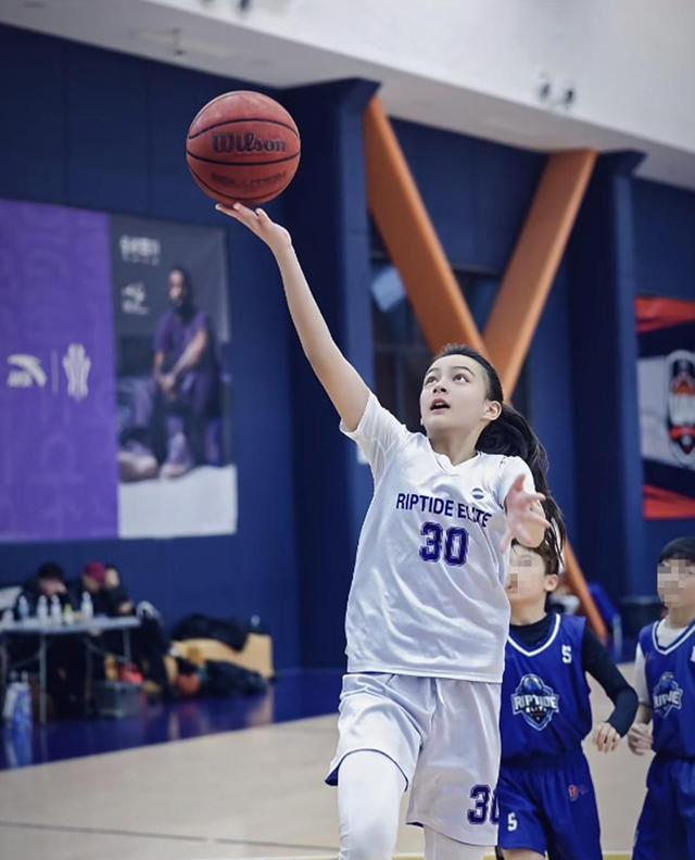 偶遇体育馆篮球赛，发现昔日娇气小公主变身运动健将，背后教育