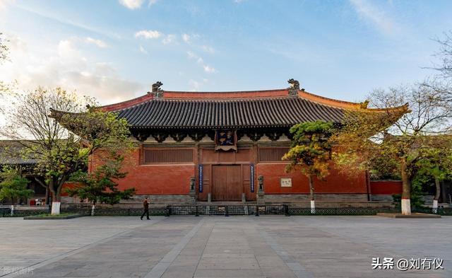 大同法华寺的白塔倾斜着，东南邑酒吧里音乐悠扬，2万步穿越古城