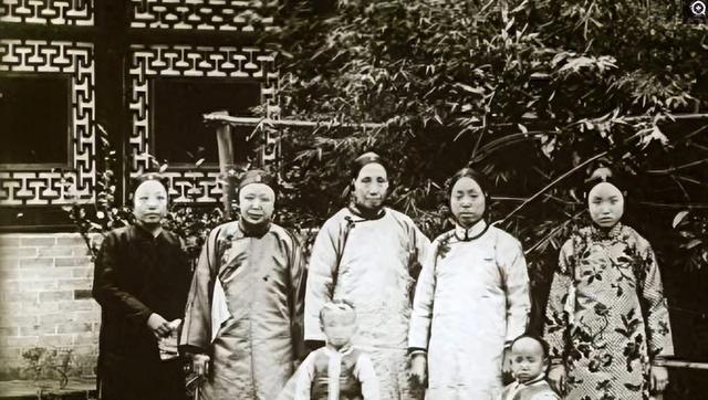 1906年，一位清朝女子自愿脱下衣服，让洋人拍下这组裸体照片