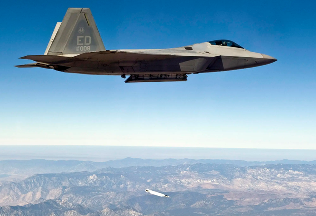美国空军很“绝望”，中国歼36飞跃2万米高度，F22连影子都够不到