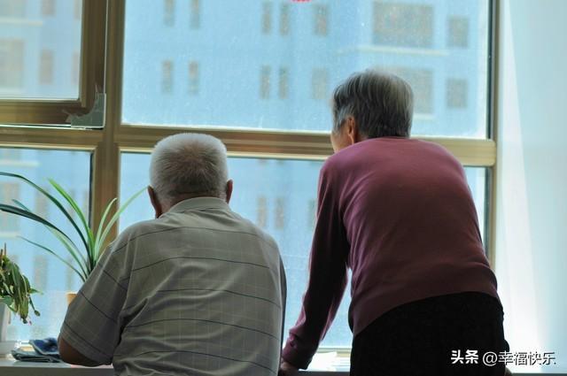 60岁阿姨直言不讳：两性关系中，女人最渴望的不是钱，而是这4样