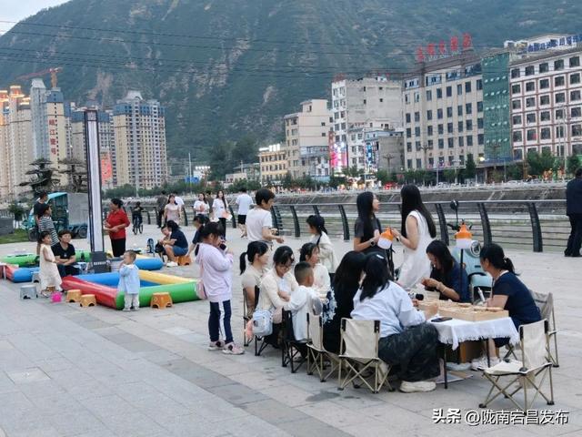 避暑胜地·康养宕昌｜夜逛宕昌：从舌尖到脚尖，游客乐不停