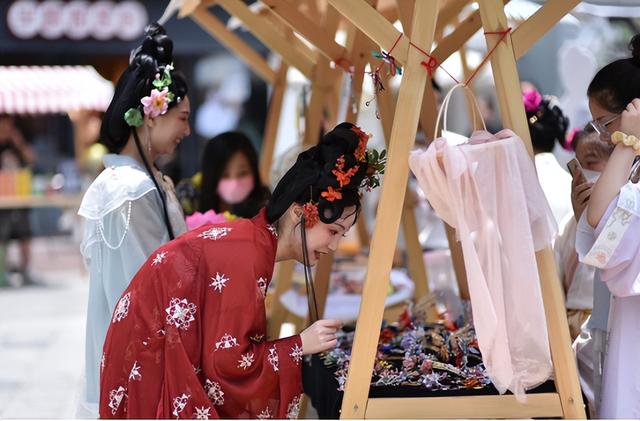 钱冲放大招啦！黄金免费送，穿汉服免门票......太燃了！