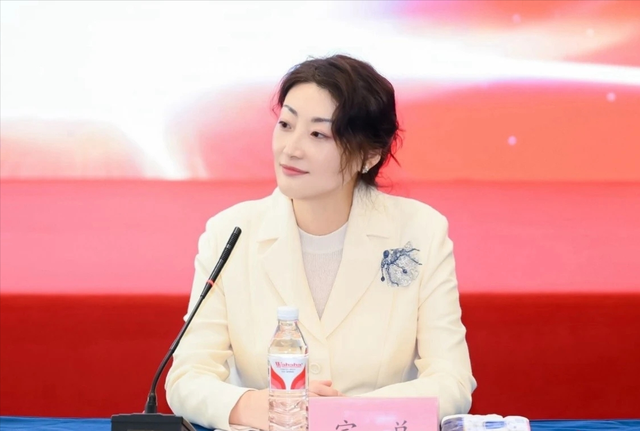 宣告卸任董事长仅半月，宗馥莉“新身份”曝光，宗泽后高兴早了