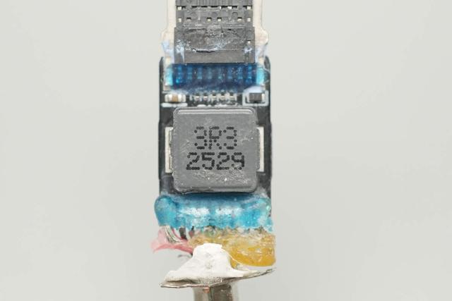 完美适配iPhone 17系列新机，谷歌25W Qi2.2磁吸无线充电器拆解