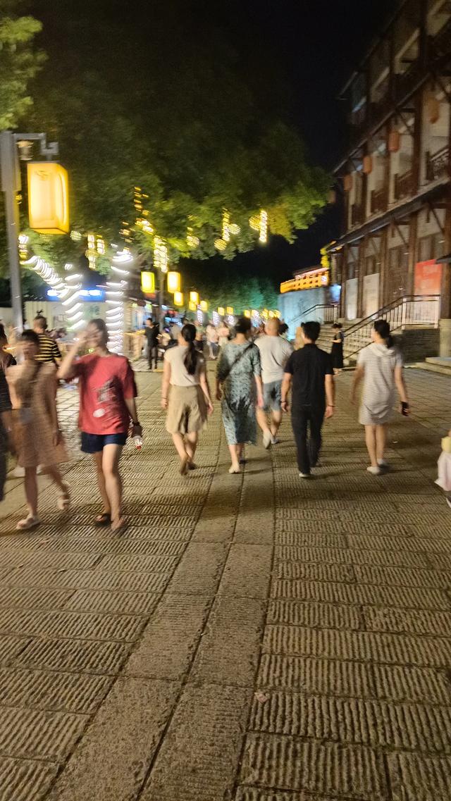 窑湾景区人流增多，万楼景区人流减少。什么原因