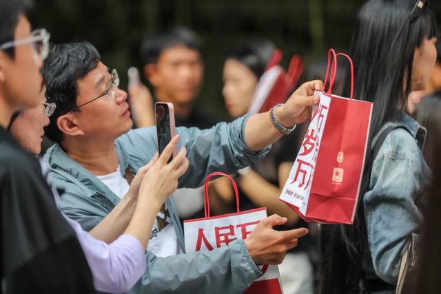 “双节”润园迎游客打卡热潮