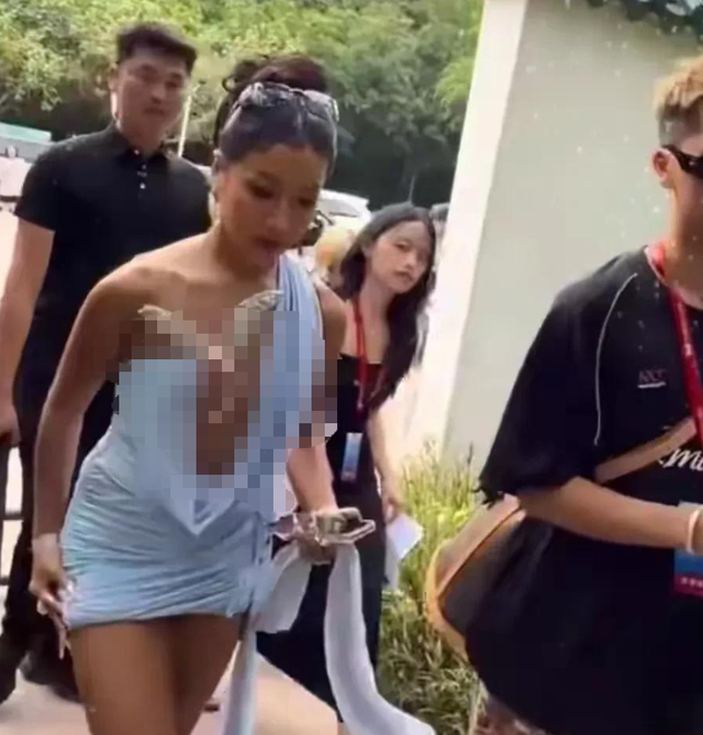 这跟不穿有啥区别？吉克隽逸全身仅一块布遮体，边走边拉衣太吸睛