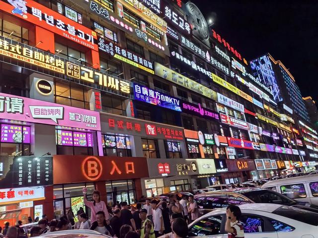 延边大学网红墙:光影燃动城市夜,烟火照亮文旅潮